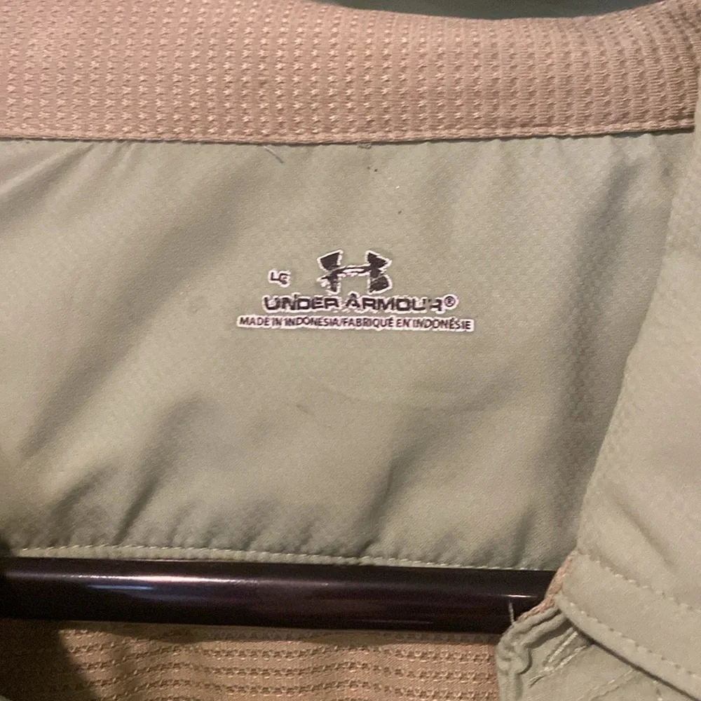 Mens Under Armour Green Light Weight Button Up Size Large EUC - Picture 2 of 4